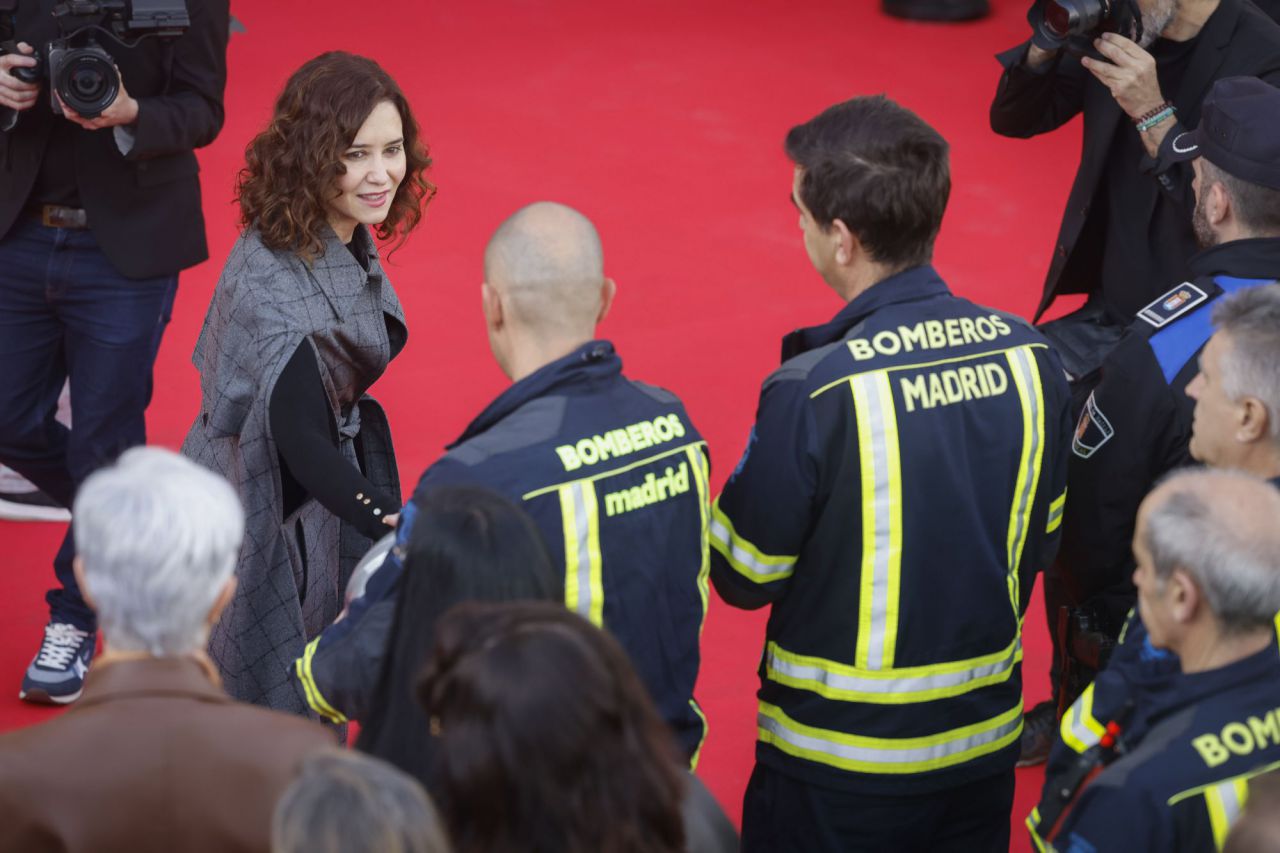 La presidenta de la Comunidad, Isabel Díaz Ayuso, y el alcalde de Madrid, José Luis Martínez-Almeida, en la ofrenda floral homenaje a las víctimas del 11-M en la Puerta del Sol.