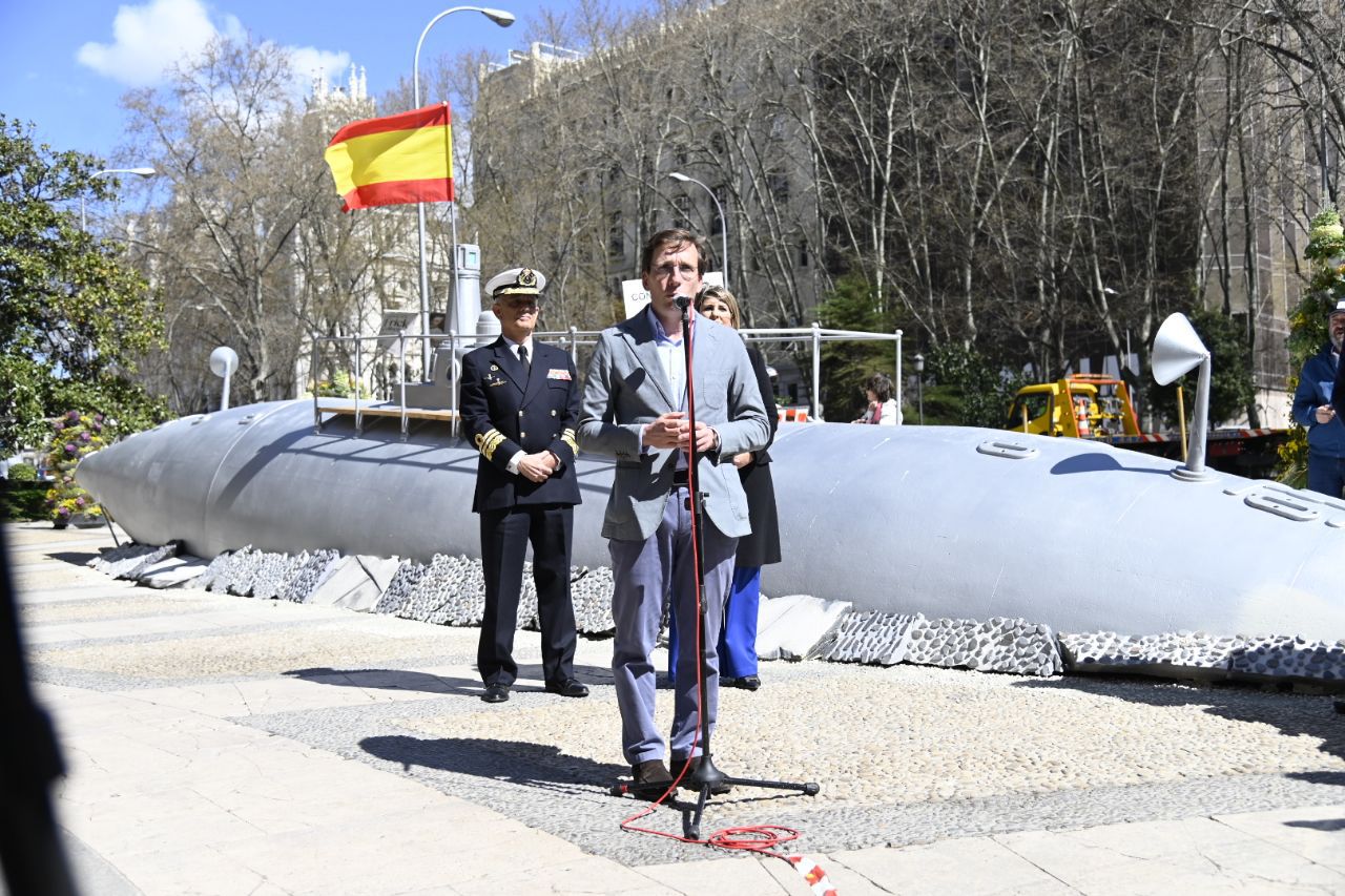 Almeida presenta la réplica del primer submarino eléctrico instalada en el Paseo del Prado