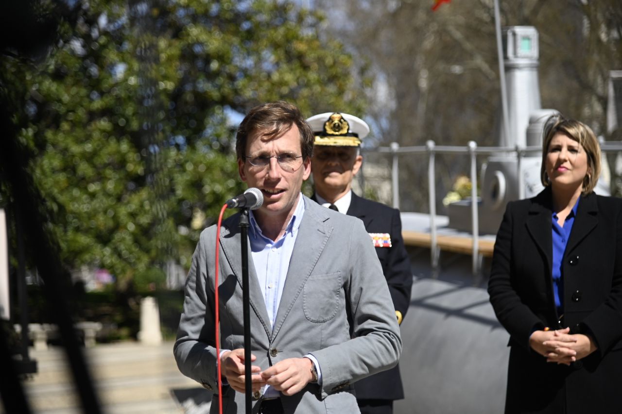 Almeida presenta la réplica del primer submarino eléctrico instalada en el Paseo del Prado