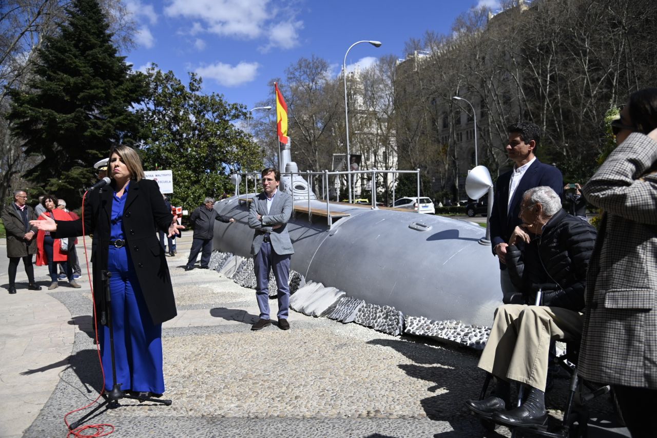 Almeida presenta la réplica del primer submarino eléctrico instalada en el Paseo del Prado