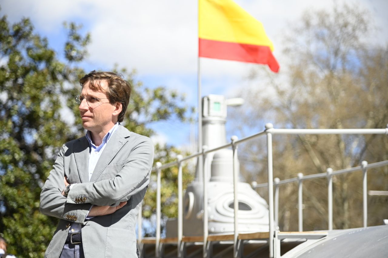 Almeida presenta la réplica del primer submarino eléctrico instalada en el Paseo del Prado