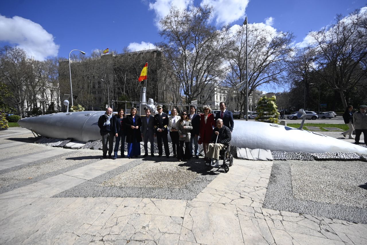 Almeida presenta la réplica del primer submarino eléctrico instalada en el Paseo del Prado