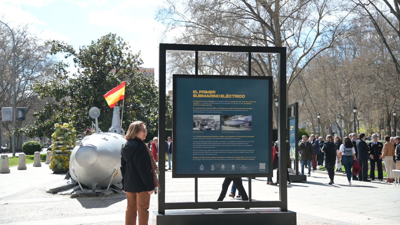 Almeida presenta la réplica del primer submarino eléctrico instalada en el Paseo del Prado