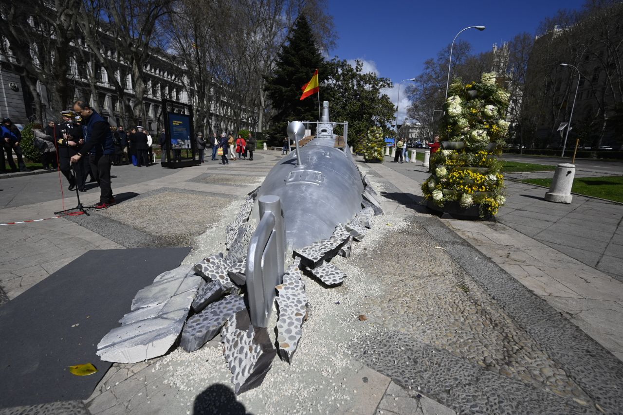 Almeida presenta la réplica del primer submarino eléctrico instalada en el Paseo del Prado