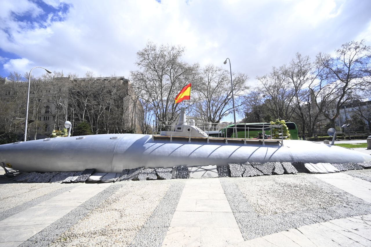 Almeida presenta la réplica del primer submarino eléctrico instalada en el Paseo del Prado