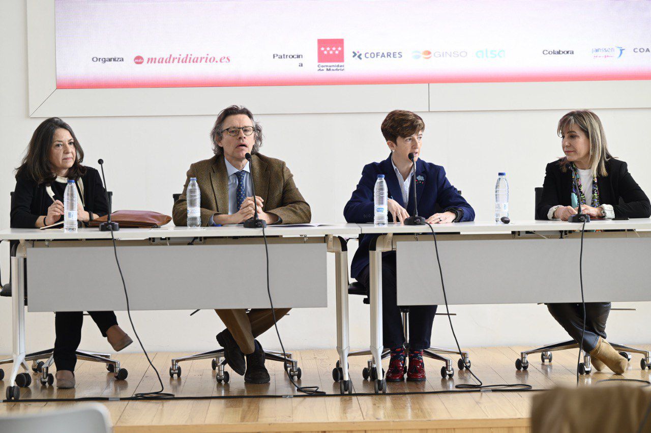 La tercera mesa de debate: ‘Prevenir el suicidio’, moderada por Mercedes Navío Acosta, coordinadora de la Oficina de Salud Mental y Adicciones de la Comunidad de Madrid. José Luis Ayuso Mateos, jefe de Servicio Psiquiatría del Hospital de La Princesa; María Luisa Palomino, jefa del Departamento de Coordinación de la Secretaría General de Prevención y Promoción de la Salud del Ayuntamiento de Madrid; y Antonia Jiménez González, secretaria general de la Asociación de Investigación, Prevención e Intervención del Suicido y Familiares y Allegados en Duelo por Suicidio (RED AIPIS FAeDS).