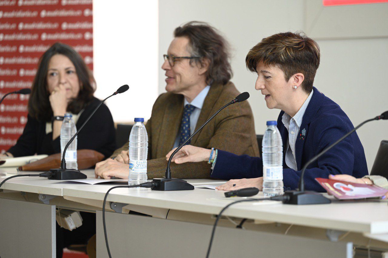 La tercera mesa de debate: ‘Prevenir el suicidio’, moderada por Mercedes Navío Acosta, coordinadora de la Oficina de Salud Mental y Adicciones de la Comunidad de Madrid. José Luis Ayuso Mateos, jefe de Servicio Psiquiatría del Hospital de La Princesa; María Luisa Palomino, jefa del Departamento de Coordinación de la Secretaría General de Prevención y Promoción de la Salud del Ayuntamiento de Madrid; y Antonia Jiménez González, secretaria general de la Asociación de Investigación, Prevención e Intervención del Suicido y Familiares y Allegados en Duelo por Suicidio (RED AIPIS FAeDS).
