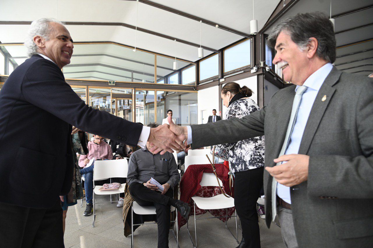 Enrique Ruiz Escudero, consejero de Sanidad de la Comunidad de Madrid y Javier Urra, director clínico de Recurra-Ginso