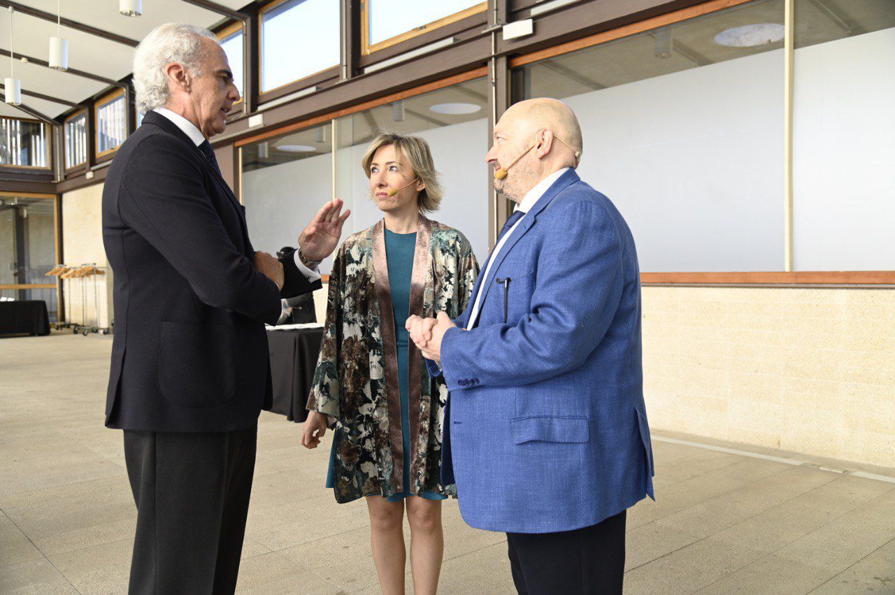 Enrique Ruiz Escudero, consejero de Sanidad de la Comunidad de Madrid, María Cano, directora de Madridiario, y Constantino Mediavilla, presidente editor de Madridiario