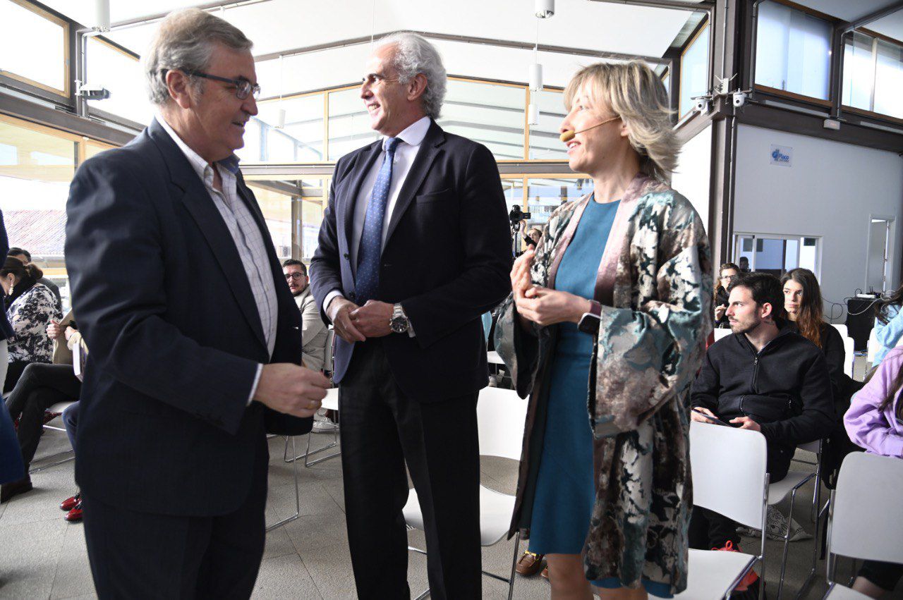 Sigfrido Herráez, decano del Colegio de Arquitectos de Madrid, Enrique Ruiz Escudero, consejero de Sanidad de la Comunidad de Madrid y María Cano, directora de Madridiario.