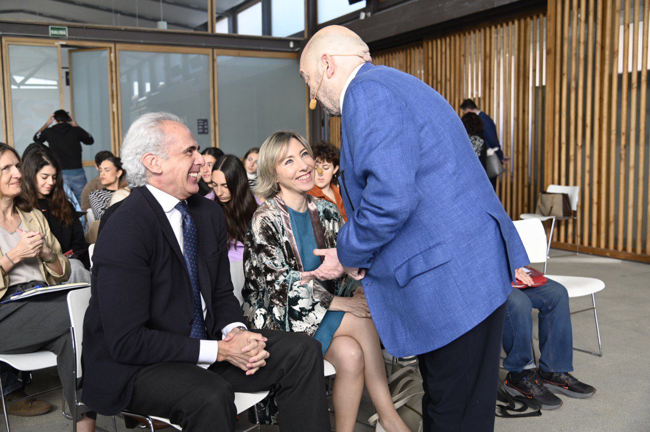 Enrique Ruiz Escudero, consejero de Sanidad de la Comunidad de Madrid, y Constantino Mediavilla, presidente editor de Madridiario