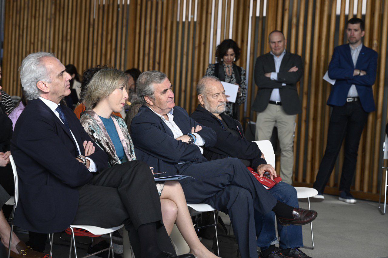 Enrique Ruiz Escudero, consejero de Sanidad de la Comunidad de Madrid, María Cano, directora de Madridiario, y Sigfrido Herráez, decano del Colegio de Arquitectos de Madrid.