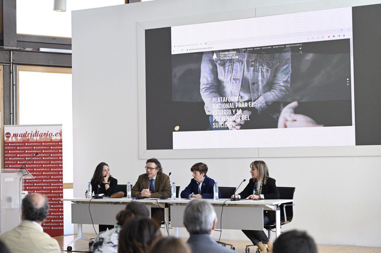 La tercera mesa de debate: ‘Prevenir el suicidio’, moderada por Mercedes Navío Acosta, coordinadora de la Oficina de Salud Mental y Adicciones de la Comunidad de Madrid. José Luis Ayuso Mateos, jefe de Servicio Psiquiatría del Hospital de La Princesa; María Luisa Palomino, jefa del Departamento de Coordinación de la Secretaría General de Prevención y Promoción de la Salud del Ayuntamiento de Madrid; y Antonia Jiménez González, secretaria general de la Asociación de Investigación, Prevención e Intervención del Suicido y Familiares y Allegados en Duelo por Suicidio (RED AIPIS FAeDS).