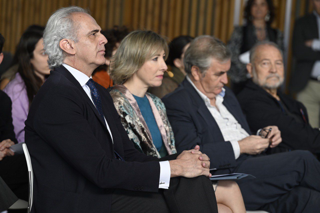 Enrique Ruiz Escudero, consejero de Sanidad de la Comunidad de Madrid, María Cano, directora de Madridiario,y Sigfrido Herráez, decano del Colegio de Arquitectos de Madrid.