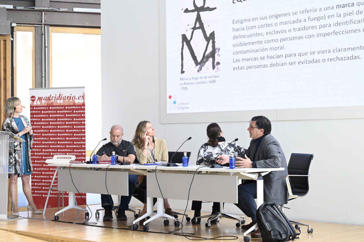 Primera mesa, ‘Salud Mental y estigma’: Manuel Muñoz, director de la Cátedra UCM-Grupo 5 Contra el estigma; Juanjo Sánchez, representante institucional de la Federación Salud Mental de Madrid; Helena de Carlos, representante de la Fundación Manantial; y Guadalupe Morales, directora de la Fundación Mundo Bipolar