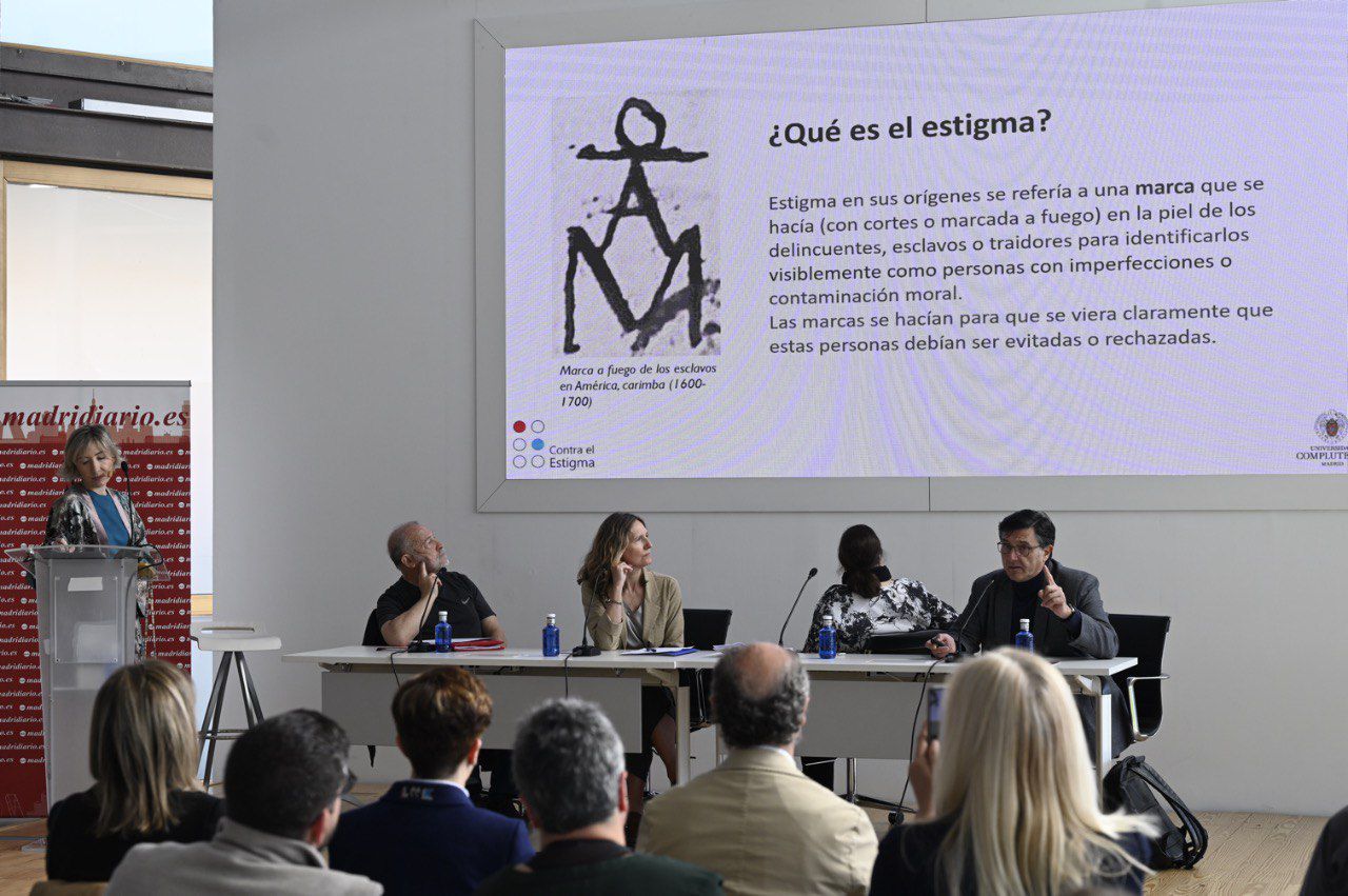 Primera mesa, ‘Salud Mental y estigma’: Manuel Muñoz, director de la Cátedra UCM-Grupo 5 Contra el estigma; Juanjo Sánchez, representante institucional de la Federación Salud Mental de Madrid; Helena de Carlos, representante de la Fundación Manantial; y Guadalupe Morales, directora de la Fundación Mundo Bipolar