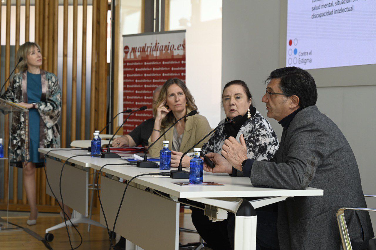 Primera mesa, ‘Salud Mental y estigma’: Manuel Muñoz, director de la Cátedra UCM-Grupo 5 Contra el estigma; Juanjo Sánchez, representante institucional de la Federación Salud Mental de Madrid; Helena de Carlos, representante de la Fundación Manantial; y Guadalupe Morales, directora de la Fundación Mundo Bipolar