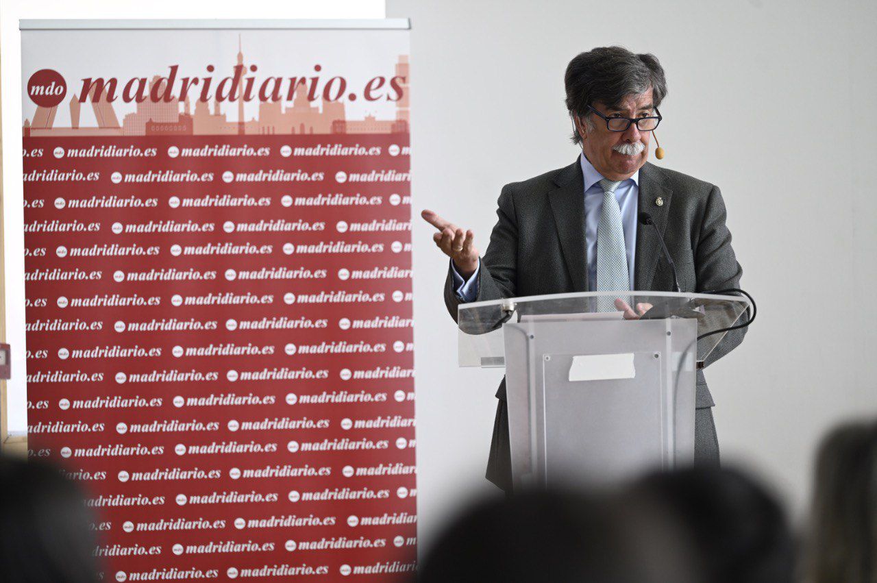 Javier Urra modera la segunda mesa redonda de las II Jornadas de Salud Mental.
