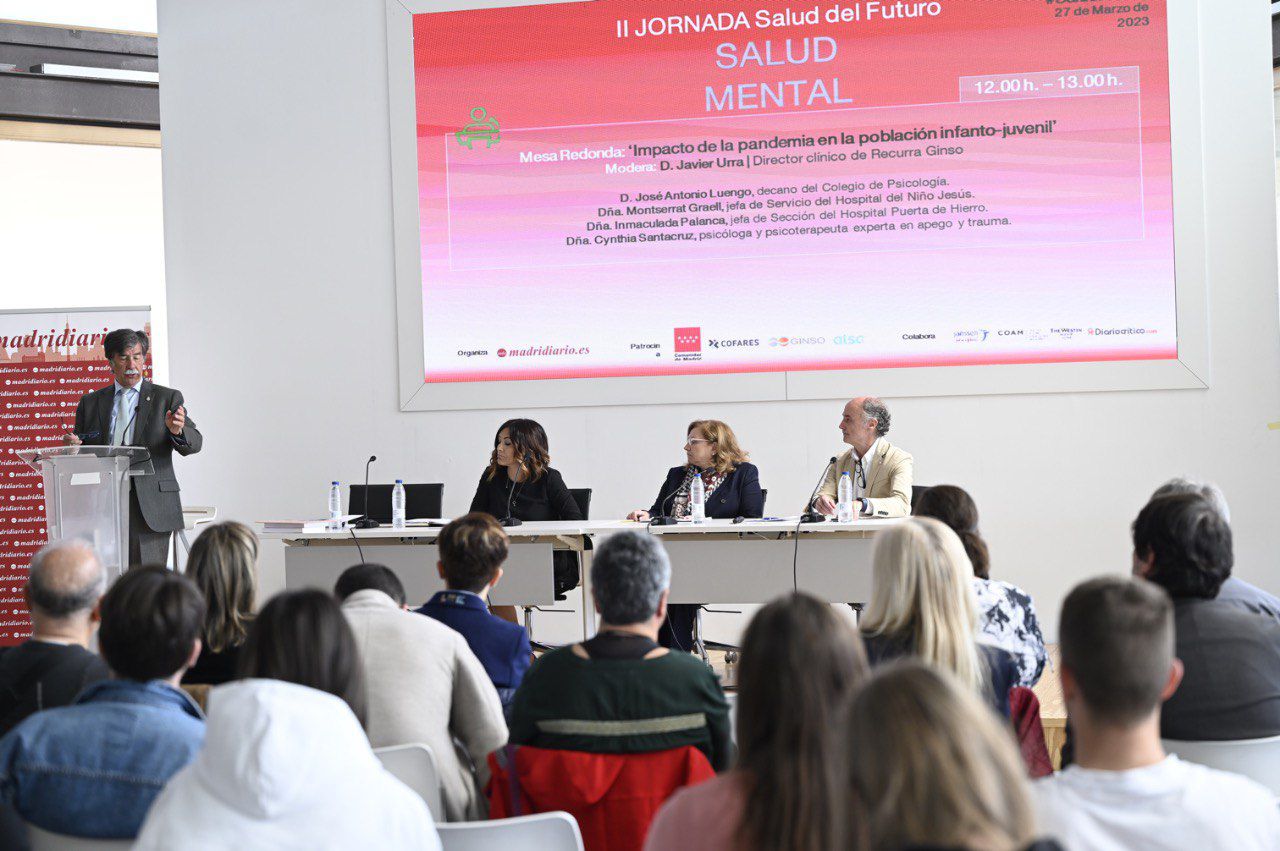 Moderada por Javier Urra, director clínico de Recurra Ginso, la segunda mesa, ‘Impacto de la pandemia en la población infanto-juvenil’, ha contado con la presencia José Antonio Luengo, decano del Colegio de la Psicología; Montserrat Graell, jefa de Servicio del Hospital del Niño Jesús, y Cynthia Santacruz, psicóloga y psicoterapeuta experta en apego y trauma.