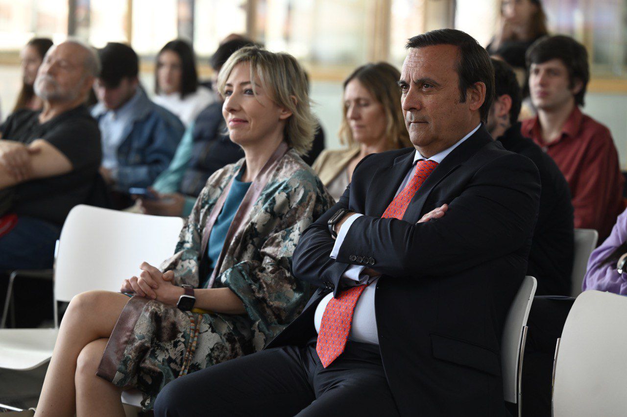 María Cano, directora de Madridiario, y Eduardo Pastor, presidente de Cofares