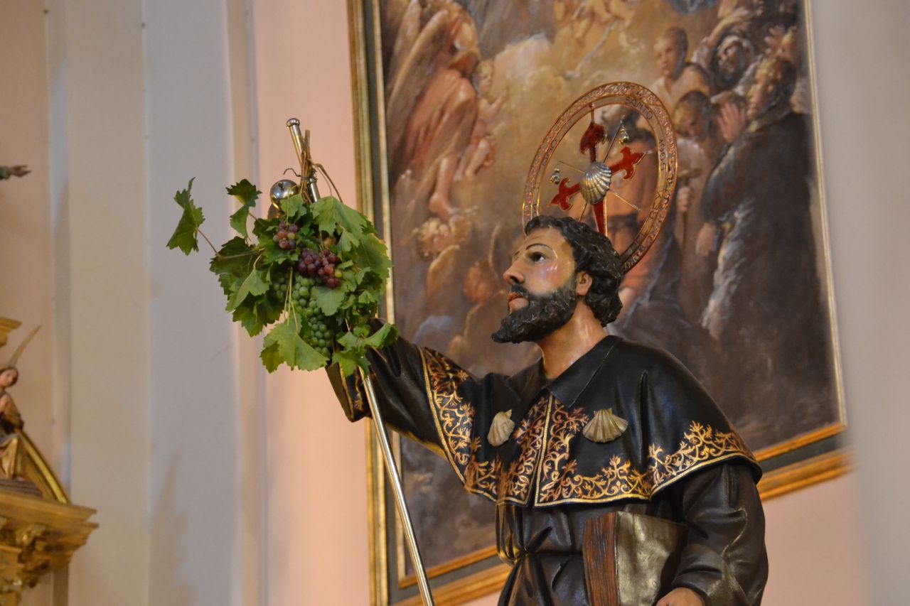 Escultura de Santiago Apóstol con racimo de uvas de Arganda del Rey