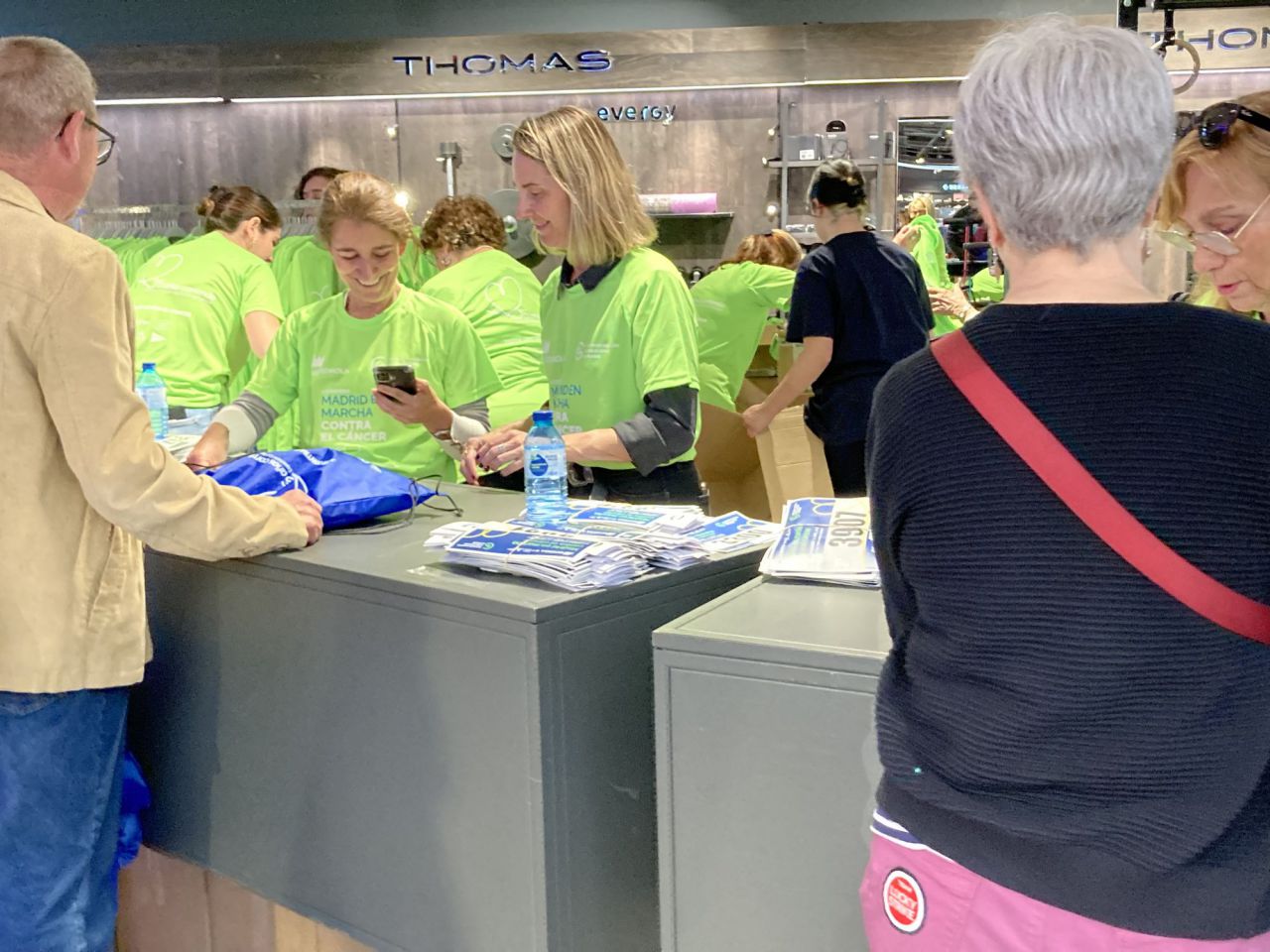 Entrega de dorsales de la X Carrera Madrid en marcha contra el Cáncer.