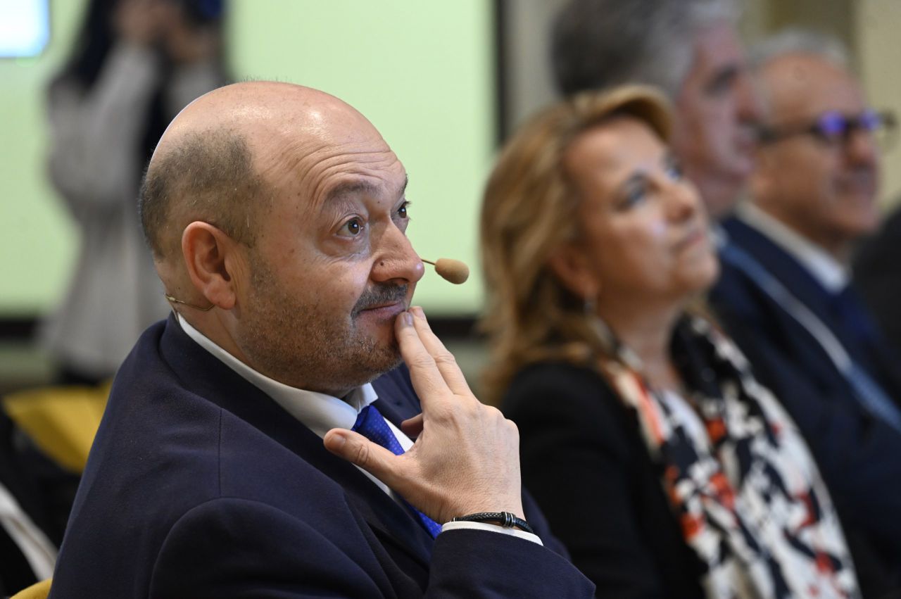 Constantino Mediavilla, presidente editor de Madridiario y Nieves Segovia, presidenta de la Institución Educativa SEK y Universidad Camilo José Cela.