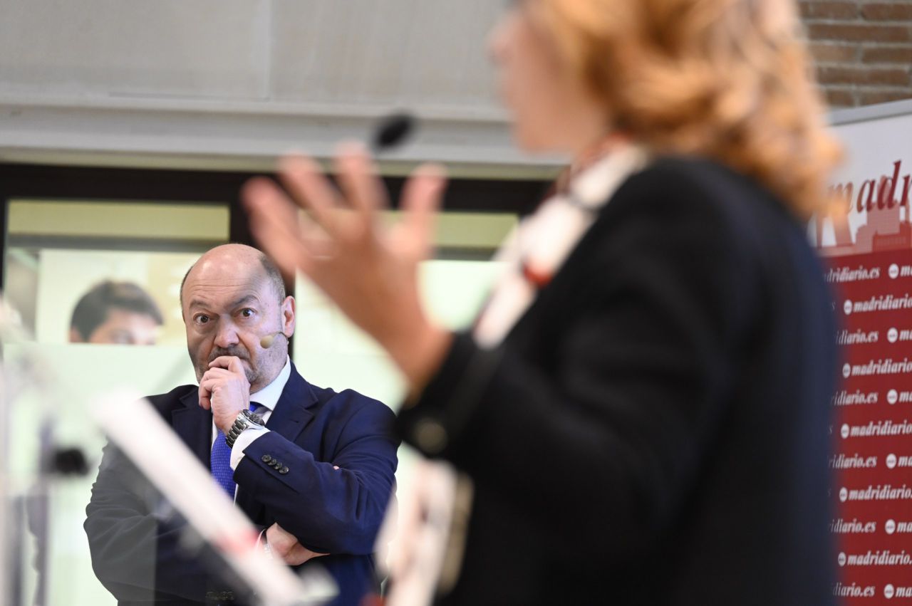 Constantino Mediavilla, presidente editor de Madridiario y Nieves Segovia, presidenta de la Institución Educativa SEK y Universidad Camilo José Cela.