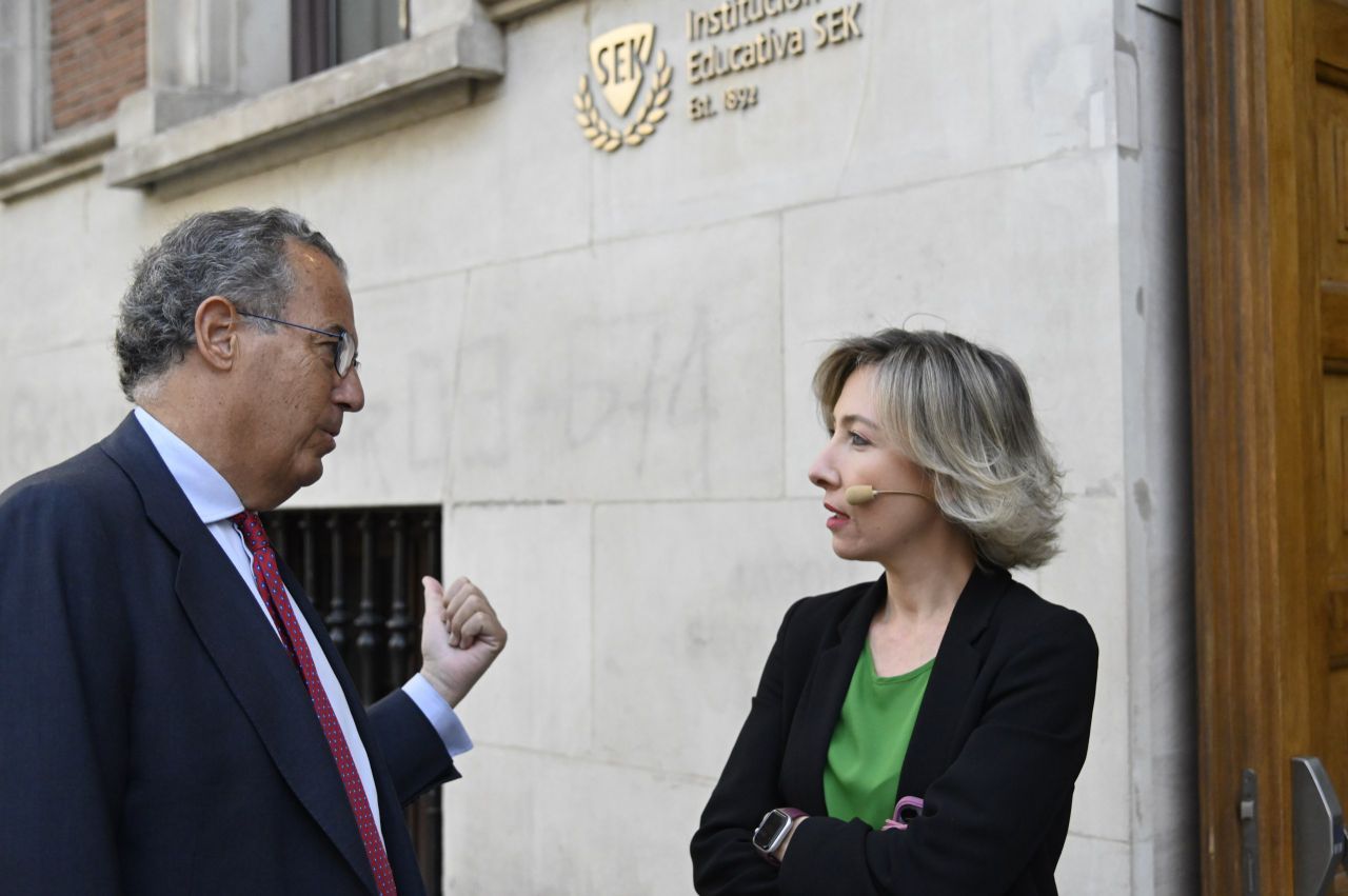 Enrique Ossorio, consejero de Educación y Universidades de la Comunidad de Madrid, y María Cano, directora de Madridiario.