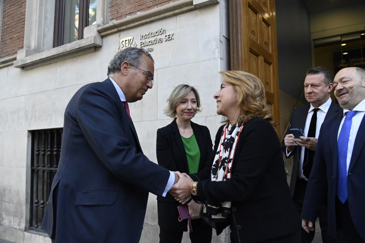 Nieves Segovia, presidenta de la Institución Educativa SEK y Universidad Camilo José Cela, saluda a Enrique Ossorio, consejero de Educación y Universidades de la Comunidad de Madrid.