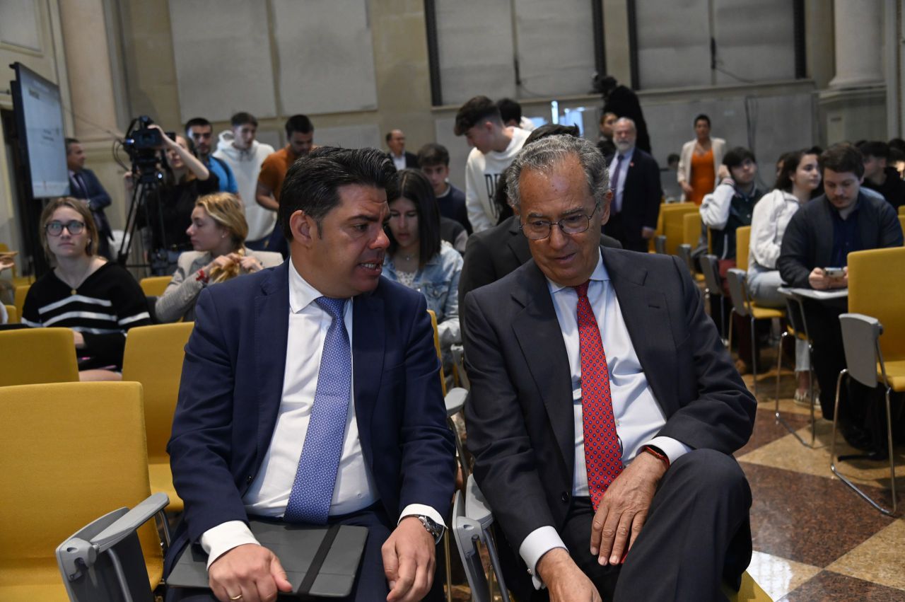 Fidel Rodríguez, viceconsejero de Universidades, Ciencia e Innovación de la Comunidad de Madrid, y Enrique Ossorio, consejero de Educación y Universidades de la Comunidad de Madrid.