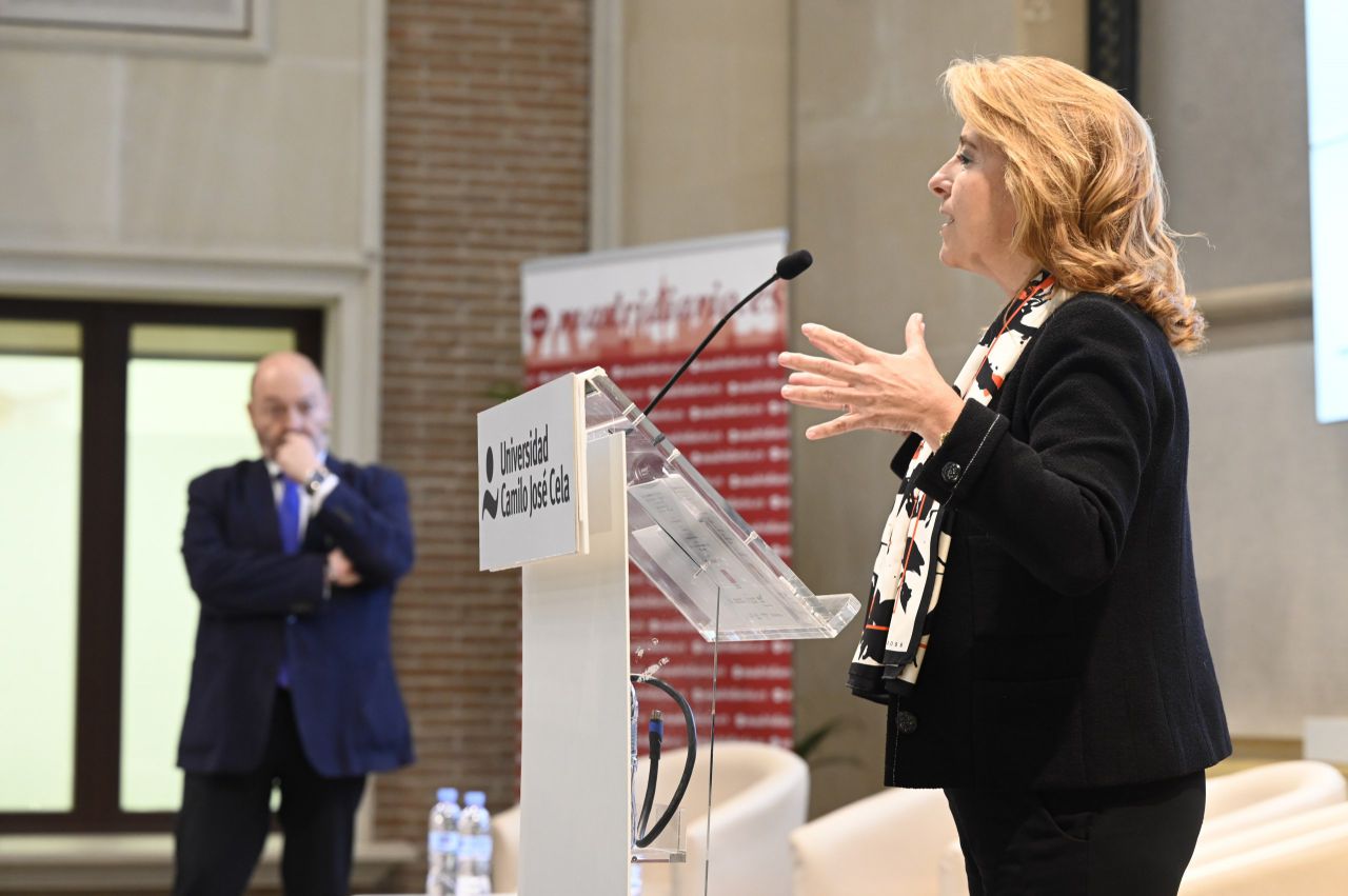 Discurso de Nieves Segovia, presidenta de la Institución Educativa SEK y Universidad Camilo José Cela, con Constantino Mediavilla, presidente editor de Madridiario, al fondo.