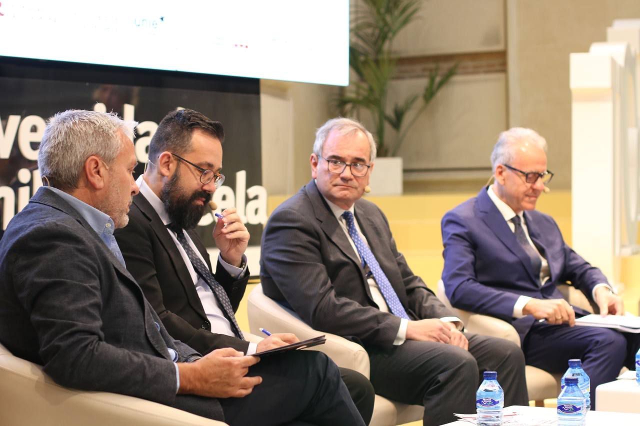 'Atracción de talento Senior. Profesorado e investigadores de excelencia' con la participación de Segundo Píriz, rector de la Universidad Internacional de la Empresa (UNIE Universidad); Francisco Blanco, titular de Economía aplicada I de la Universidad Rey Juan Carlos; Jesús Rojo, jefe de programas europeos en la Fundación para el Conocimiento Madri+d, y David Serrano, director de Imdea Energía.
