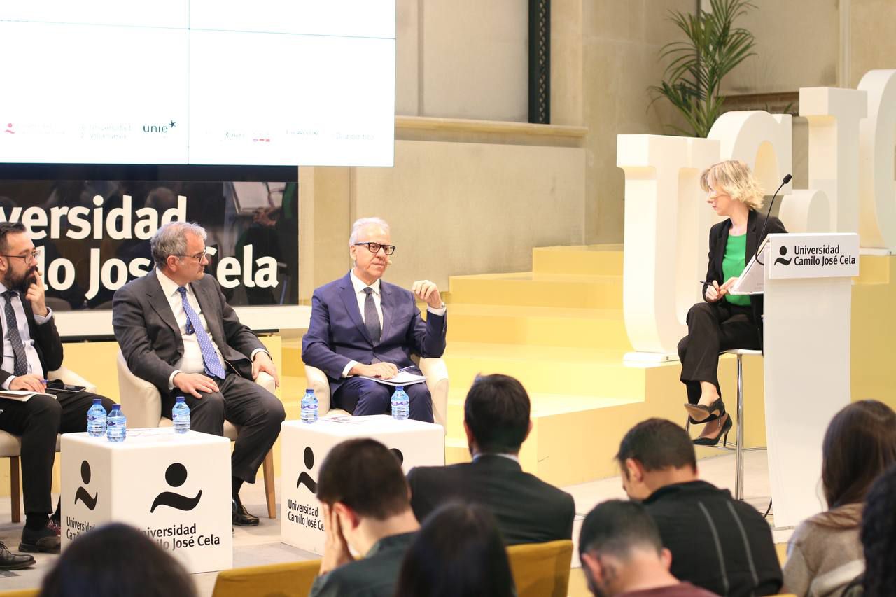 'Atracción de talento Senior. Profesorado e investigadores de excelencia' con la participación de Segundo Píriz, rector de la Universidad Internacional de la Empresa (UNIE Universidad); Francisco Blanco, titular de Economía aplicada I de la Universidad Rey Juan Carlos; Jesús Rojo, jefe de programas europeos en la Fundación para el Conocimiento Madri+d, y David Serrano, director de Imdea Energía.