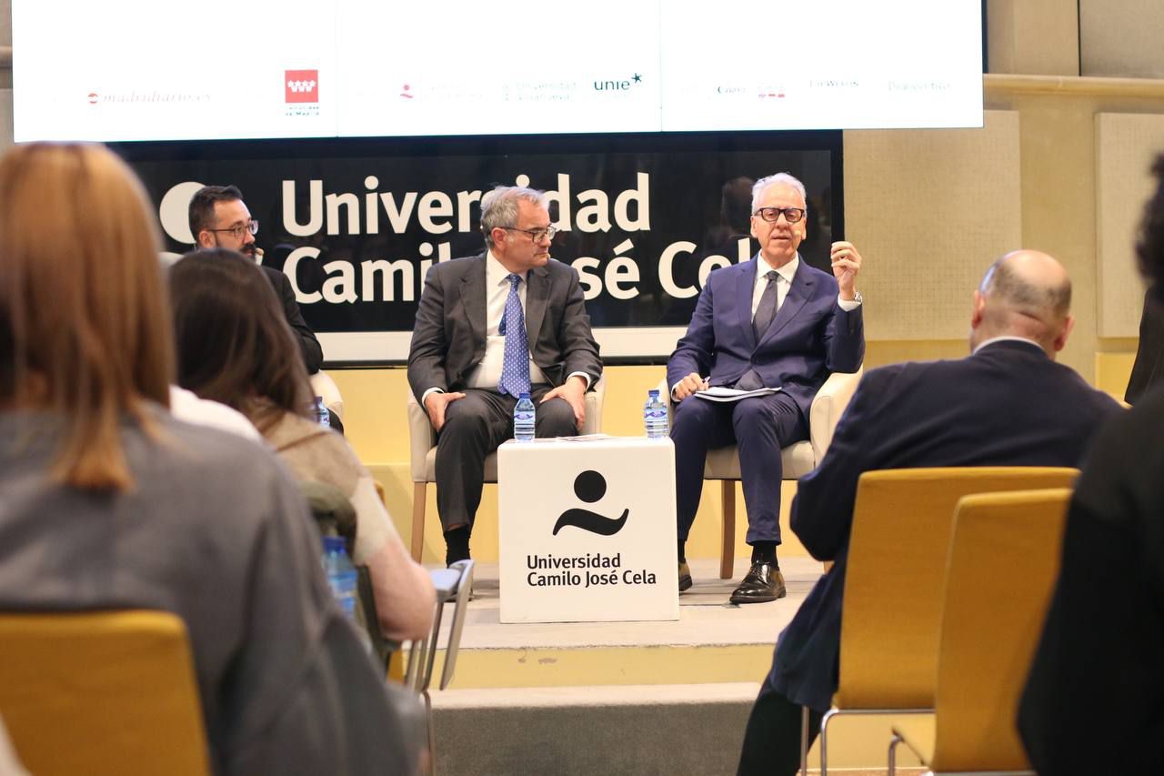 'Atracción de talento Senior. Profesorado e investigadores de excelencia' con la participación de Segundo Píriz, rector de la Universidad Internacional de la Empresa (UNIE Universidad); Francisco Blanco, titular de Economía aplicada I de la Universidad Rey Juan Carlos; Jesús Rojo, jefe de programas europeos en la Fundación para el Conocimiento Madri+d, y David Serrano, director de Imdea Energía.