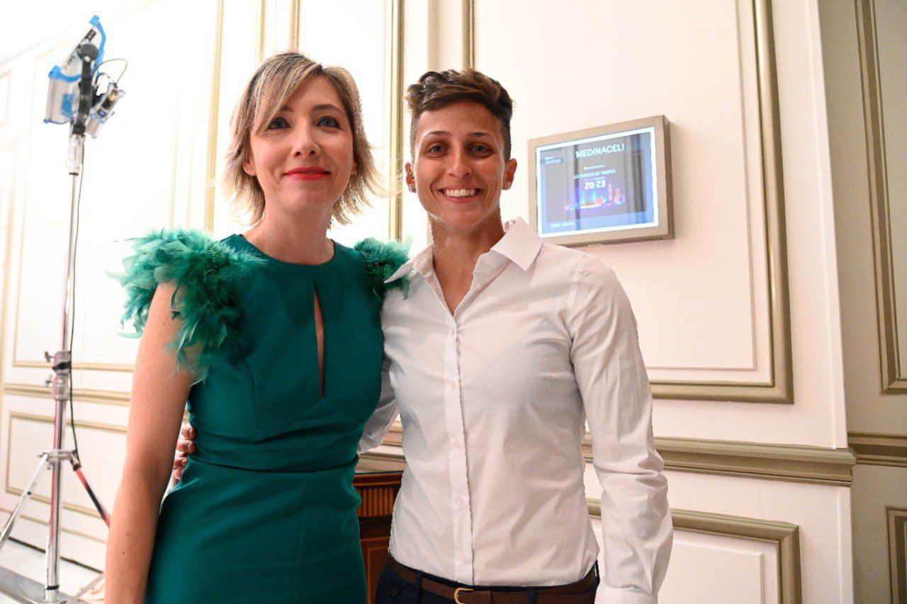 María Cano, directora de Madridiario, y Virginia Morales, primera bombera especialista del Ayuntamiento de Madrid y Premio Iniciativa Pionera