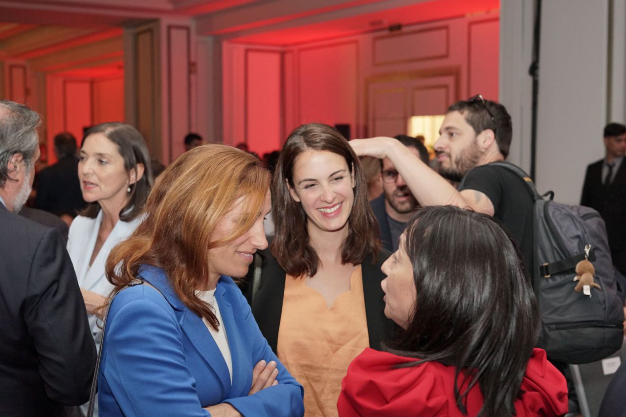 Mónica García, candidata de Más Madrid a la Comunidad de Madrid, Rita Maestre, candidata de Más Madrid al Ayuntamiento de Madrid, y Mercedes González, directora general de la Guardia Civil