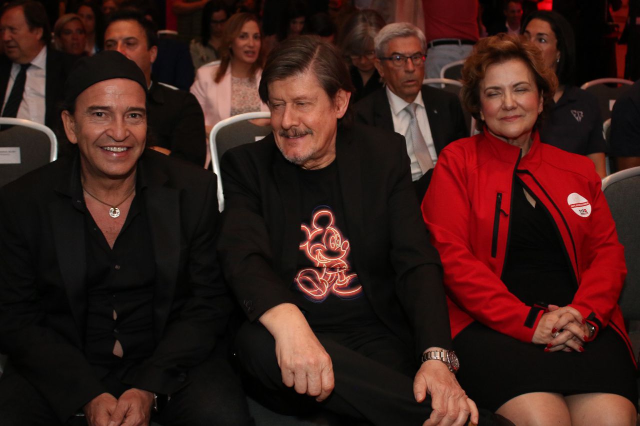 Álvaro Urquijo y Ramón Arroyo, de Los Secretos, y  Guadalupe García,coordinadora Supervisión Operaciones en Madrid112