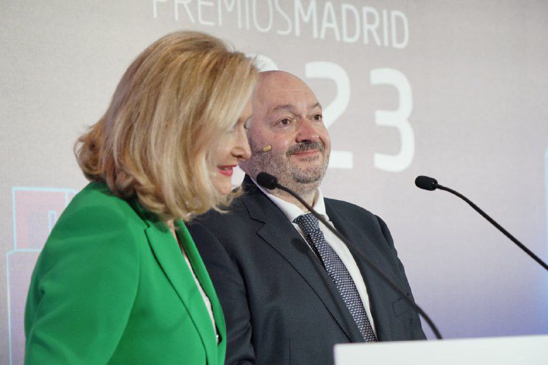 La periodista Nieves Herrero y Constantino Mediavilla, presidente editor de Madridiario, presentadores de la gala.