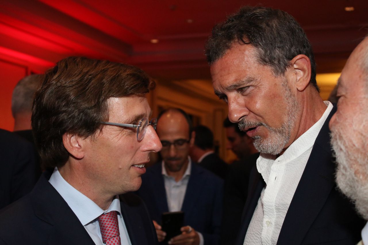José Luis Martínez-Almeida, alcalde de Madrid, y Antonio Banderas, actor Premio Hombre del Año.