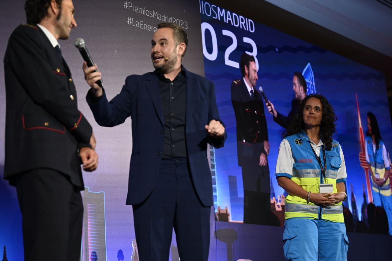 Jorge Blas con un inspector de Bomberos y una enfermera del 112