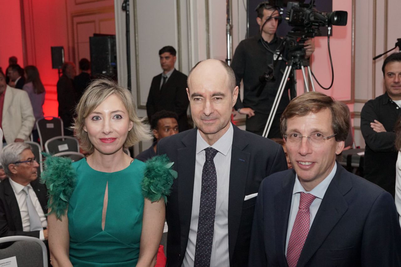 María Cano, directora de Madridiario, Juan Manuel del Rey, propietario del Corral de la Morería, y José Luis Martínez Almeida, alcalde de Madrid. 
