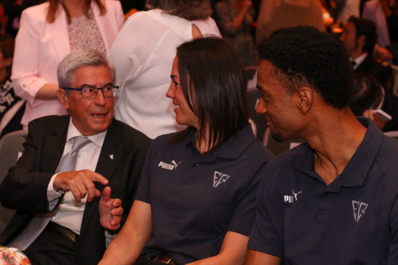 Miguel Ángel Bufalá, presidente del Club Estudiantes  María Espin, capitana de Movistar Estudiantes y Adams Sola, capitán de Movistar Estudiantes