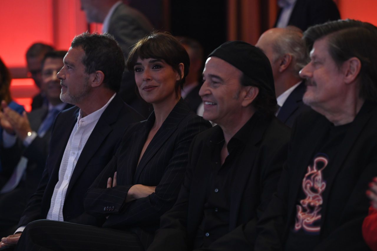 Antonio Banderas, Belén Cuesta y Álvaro Urquijo (Los Secretos)
