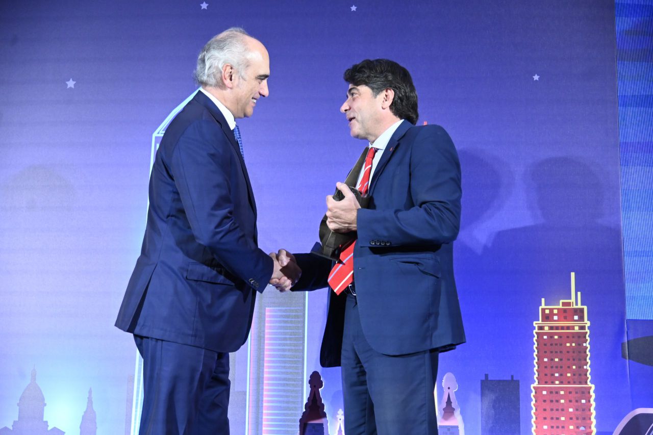 Jorge Cosmen Menéndez-Castañedo recoge en nombre de Alsa el Premio Madrid a la Iniciativa de Transportes