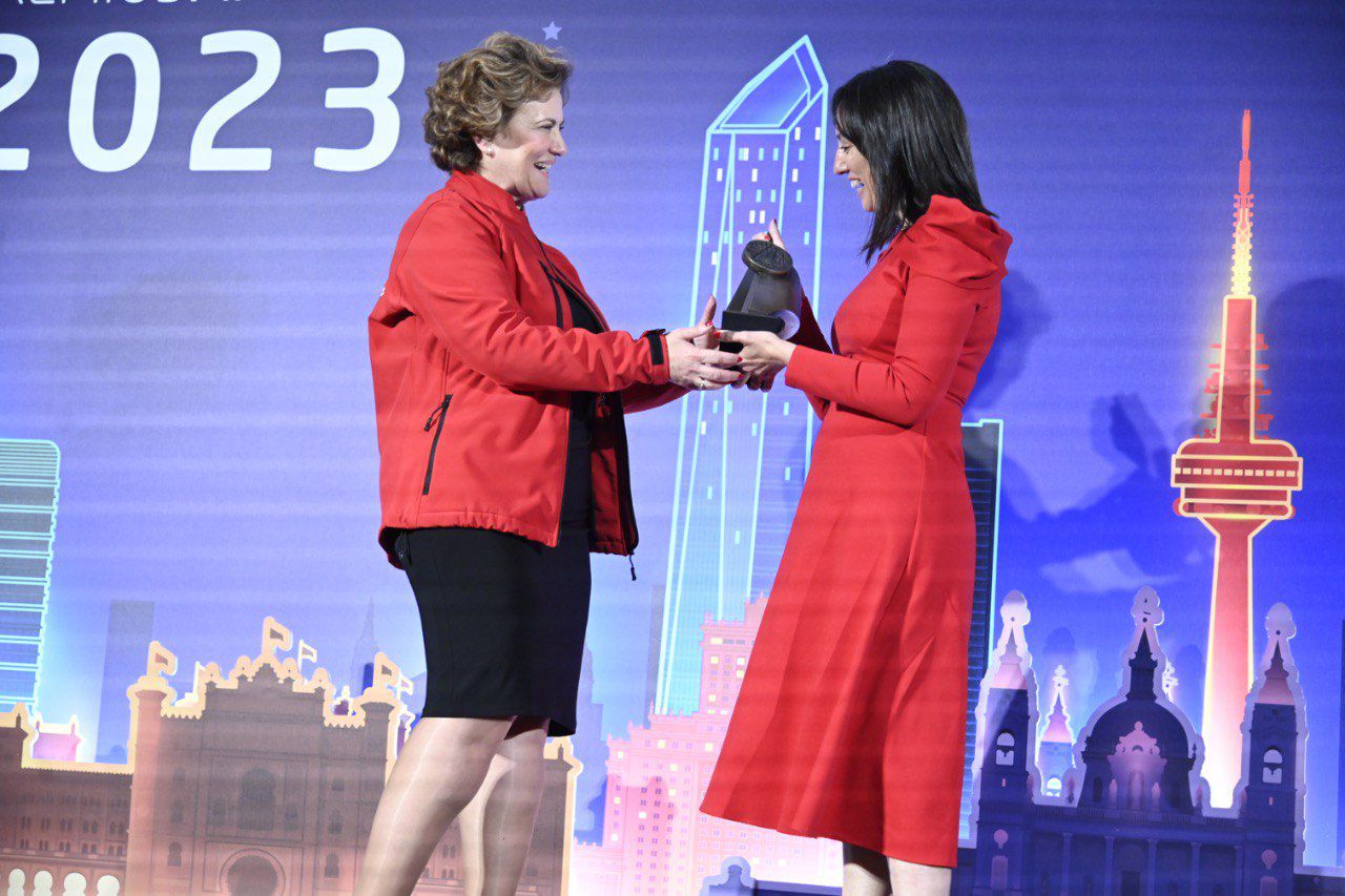 Mercedes González entrega a Guadalupe García el premio para el 112