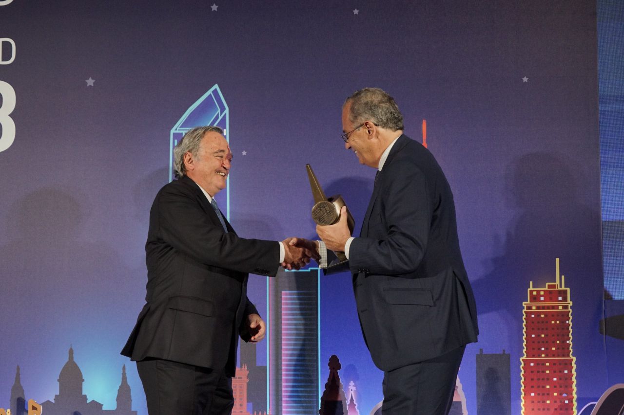 Mariano Barbacid,  premio Iniciativa Ciencia e Investigación recibe el premio de manos de Enrique Ossorio, portavoz del Gobierno de la Comunida de Madrid