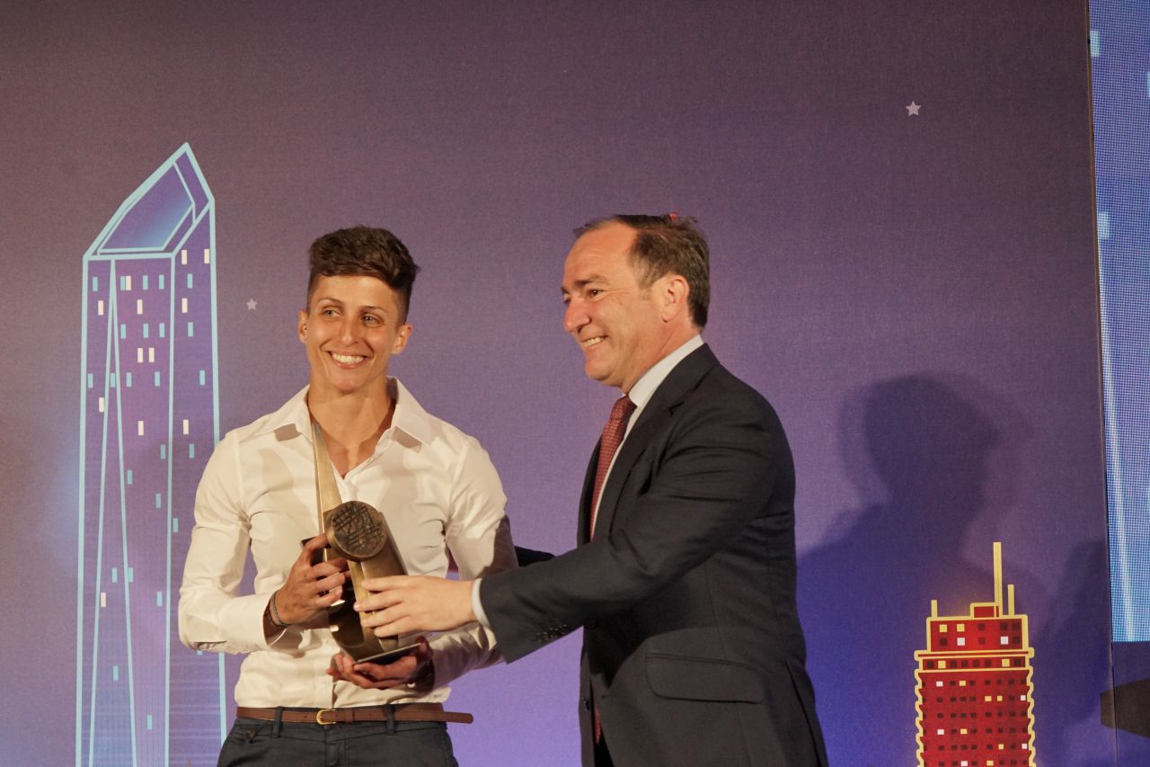 Virginia Morales, la primera mujer bombera especialista del Ayuntamiento de Madrid, Premio Iniciativa Pionera, recoge el premio de manos de Borja Carabante, concejal de Medio Ambiente y Movilidad del Ayuntamiento de Madrid.