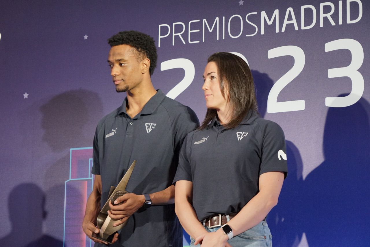 El presidente del Estudiantes, Miguel Ángel Bufalá, y los capitanes de sus equipos masculino y femenino
