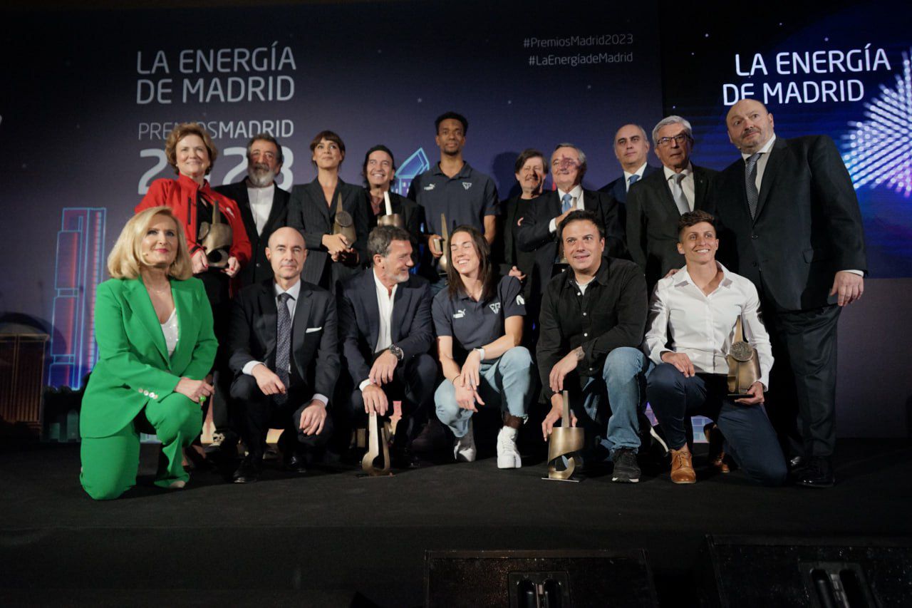 Foto de familia de los galardonados de los Premios Madrid